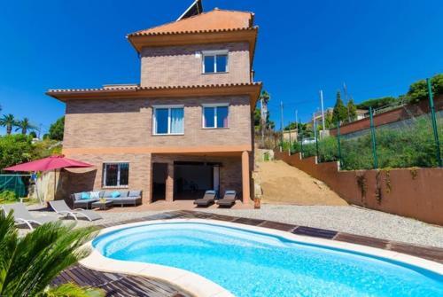 Lloret de Mar Villa Sleeps 10 Pool Wifi