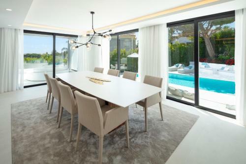 La Quinta Villa Sleeps 10 With Pool And Air Con