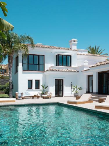 Designer Villa Luxury Cinema Pool View Nueva Andalucia