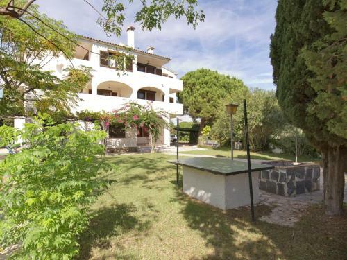 Small Building With 4 Apartments Close To The Beach