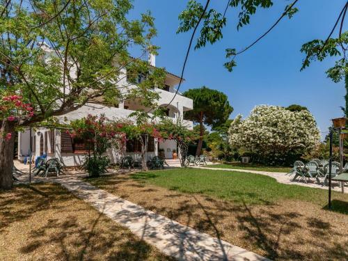 Small Building With 4 Apartments Close To The Beach