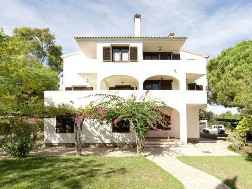 Small Building With 4 Apartments Close To The Beach