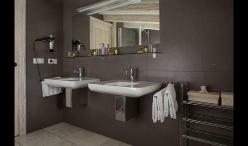 Montbrio Del Camp Villa Sleeps 14 With Pool And Air Con