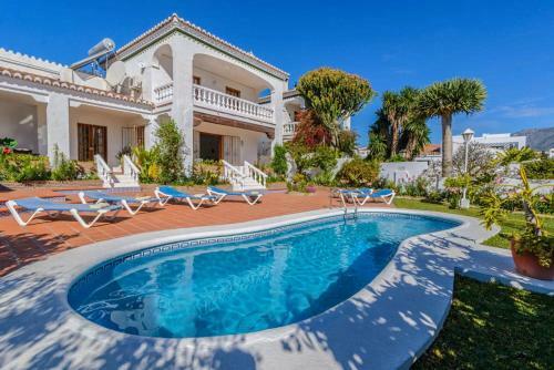 Nerja Villa Sleeps 6 With Pool Air Con And Wifi
