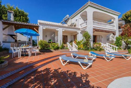 Nerja Villa Sleeps 6 With Pool Air Con And Wifi