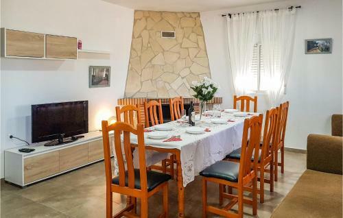 Awesome Home In Olvera W/ Wifi, Outdoor Swimming Pool And 4 Bedrooms