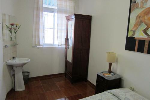 Hostal Duas Na��es Guest House
