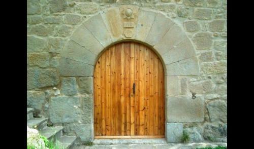Santa Maria de Merles Villa Sleeps 14 With Pool