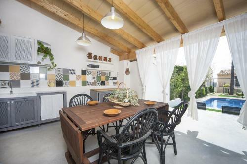 Selva Villa Sleeps 6 With Air Con And Wifi