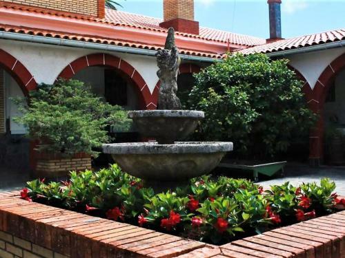 Traditional Villa In O Val, Nar�n With Pool