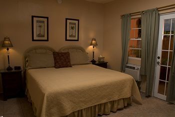Hotel Lazy Parrot Inn