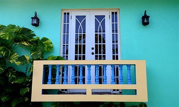 Hotel Lazy Parrot Inn