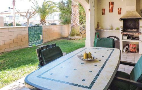 Three-bedroom Holiday Home In Mont-roig Del Camp
