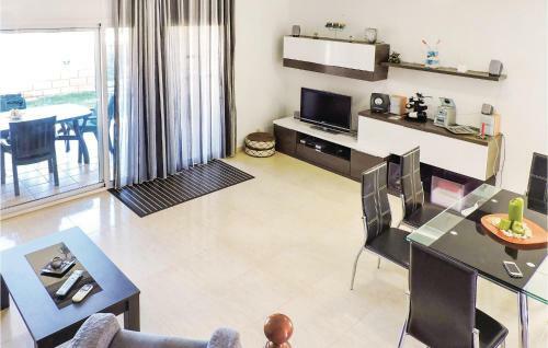 Three-bedroom Holiday Home In Mont-roig Del Camp