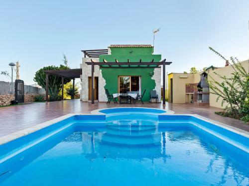 Spacious Holiday Home In Antigua With Swimming Pool