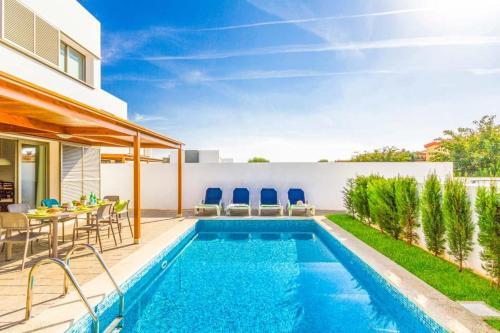 Cala En Bosch Villa Sleeps 8 With Pool Air Con And Wifi