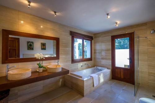 Beautiful 5 Star Villa With Private Pool, Ibiza Villa 1040