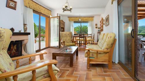 Montbarbat Villa Sleeps 14 With Pool