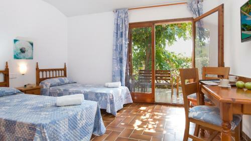 Montbarbat Villa Sleeps 14 With Pool