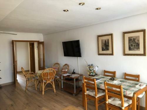 Valencia, Ideally Located 3bed-2bath Apart.few Mints Walk From Beach,pool,shop.
