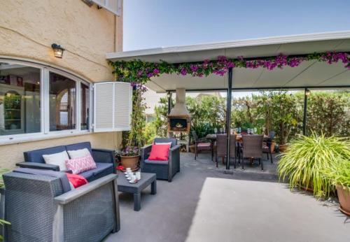 Alcanada Holiday Home Sleeps 5 With Pool And Air Con
