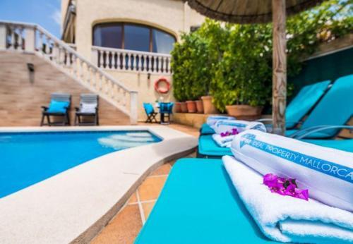 Alcanada Holiday Home Sleeps 5 With Pool And Air Con
