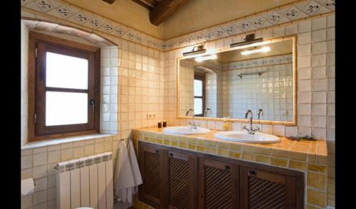 Villa In L'arbocar de Baix Sleeps 6 With Pool