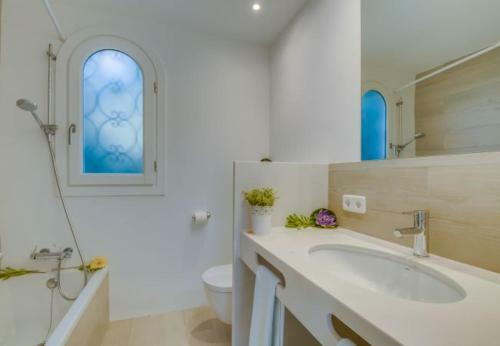 Font de Sa Cala Holiday Home Sleeps 10 With Pool