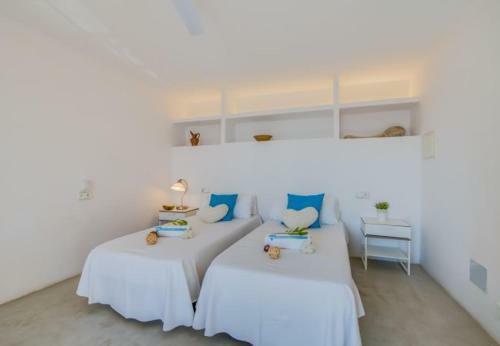 Font de Sa Cala Holiday Home Sleeps 10 With Pool