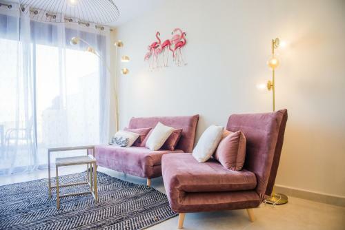 Pink And Marble Sea View Apartment