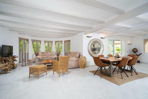 Xabia Villa Sleeps 8 With Pool And Air Con