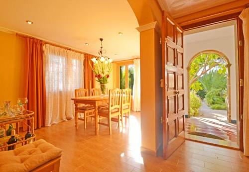 El Toro Villa Sleeps 8 With Pool Air Con And Wifi