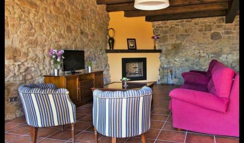 Montcortes Villa Sleeps 11 With Pool