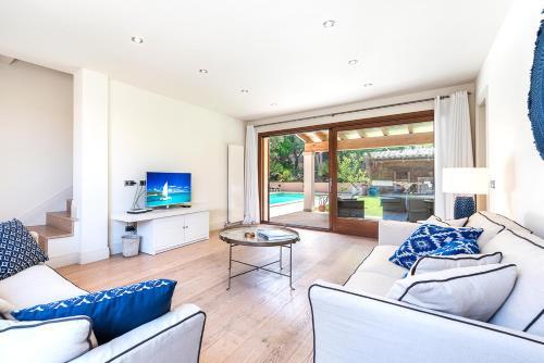 Es Mal Pas Villa Sleeps 10 With Pool And Air Con
