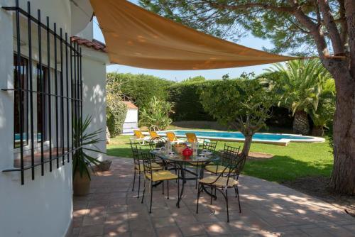Roche Villa Sleeps 6 With Pool And Air Con