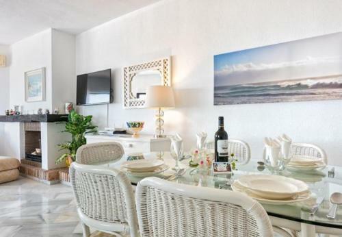 Cabopino Apartment Sleeps 4 Pool Air Con Wifi