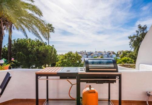 Cabopino Apartment Sleeps 6 Pool Air Con Wifi