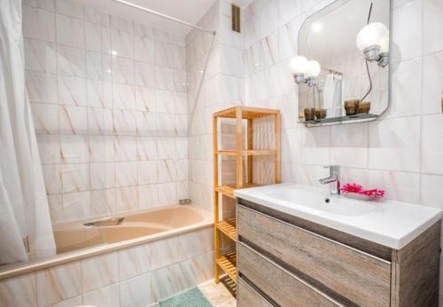 Cabopino Apartment Sleeps 4 Pool Air Con Wifi