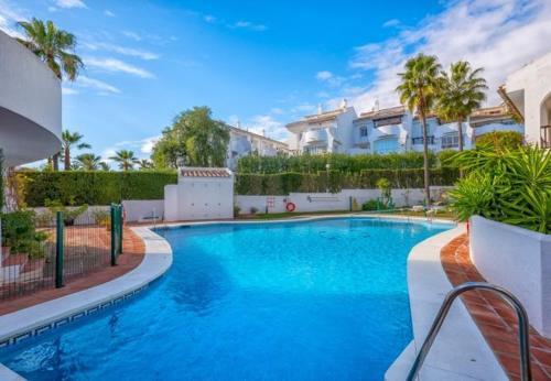 Cabopino Apartment Sleeps 4 Pool Air Con Wifi