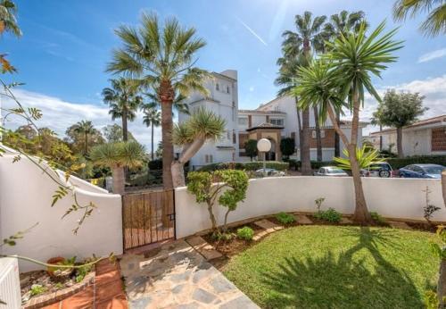 Cabopino Apartment Sleeps 4 Pool Air Con Wifi