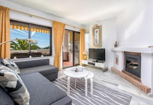 Cabopino Apartment Sleeps 4 Pool Air Con Wifi