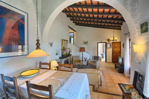 Fornells Holiday Home Sleeps 6 With Pool And Wifi