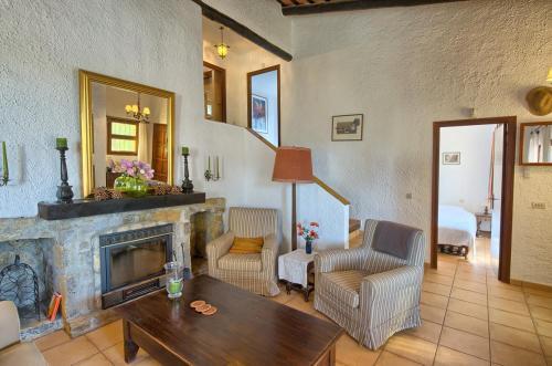 Fornells Holiday Home Sleeps 6 With Pool And Wifi