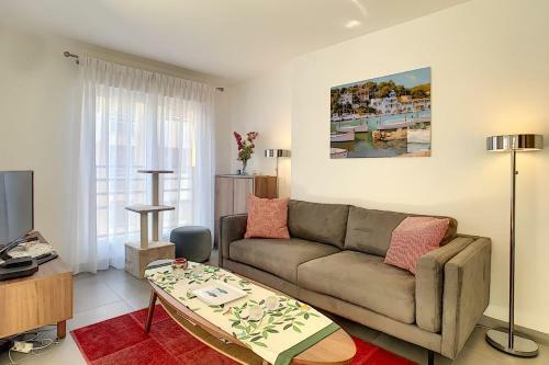 Nice Two-bed Apartment Terrace Port Vauban In Antibes