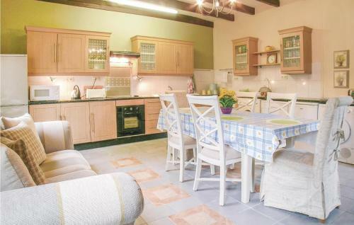 Three-bedroom Holiday Home In Salles Les Aulnay