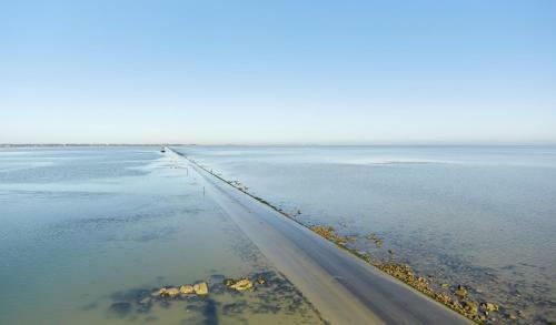 Une Grande Maison Blanche Sous Le Ciel Bleu de Noirmoutier