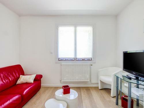 Modern Holiday Home In Barry-d'islemade With Pool