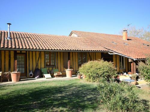 Majestic Holiday Home In Berdoues With Garden