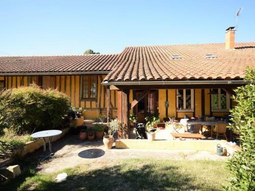 Majestic Holiday Home In Berdoues With Garden