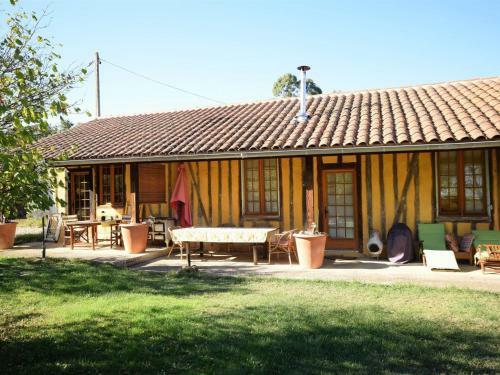 Majestic Holiday Home In Berdoues With Garden